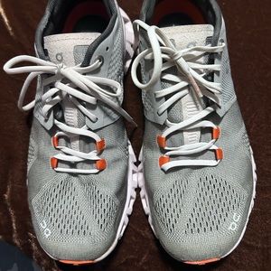 ON Women’s cloud X sneakers